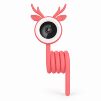 Babyphone flexible rose enroulé autour d’un barreau de lit