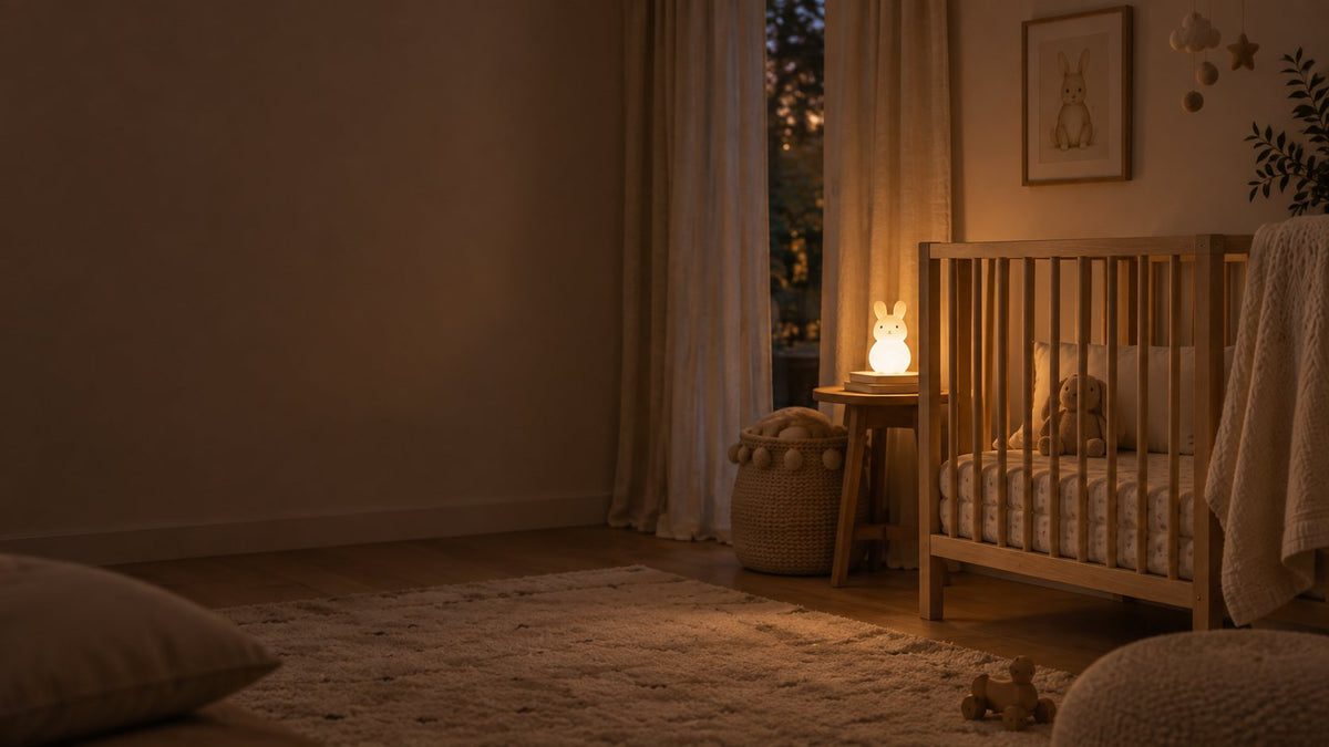 Chambre de bébé dans la pénombre, éclairée par une veilleuse