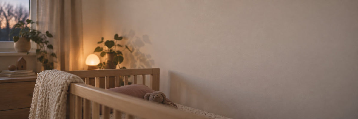 Chambre de bébé éclairée par une veilleuse à la tombée du jour
